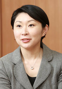 小渕優子・元少子化対策担当大臣 特別インタビュー「少子化対策には、社会全体の“負担”が必要。働く女性に伝えたいポジティブ思考の出産・子育て」
