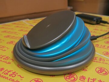ルームライトが合体した蛇腹ボディーのワイヤレス充電器