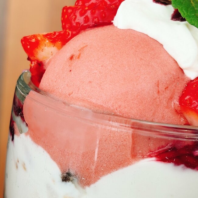 「フルーツだらけで最高」「ボリュームも満点」ロイヤルホストの“てんこ盛りパフェ”が贅沢すぎる!「美味しい!大きい!お腹いっぱい!」