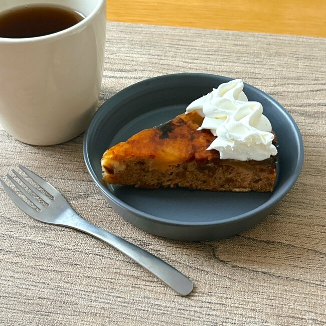 待って、220円に見えないよ…！ダイソーで見つけた「IKEAにありそうな食器」北欧風がオシャレで、何をのせてもカフェっぽくなる！