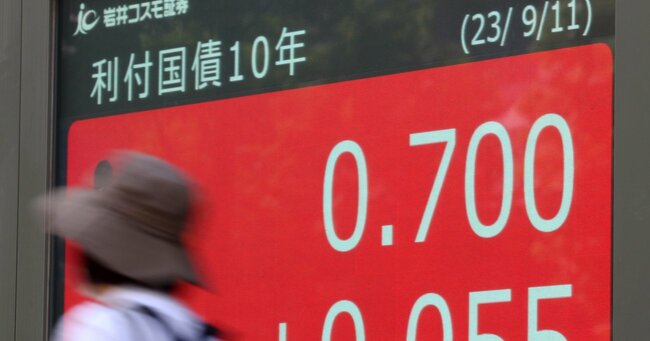 東京債券市場で長期金利が0.700％に上昇したことを示すモニター