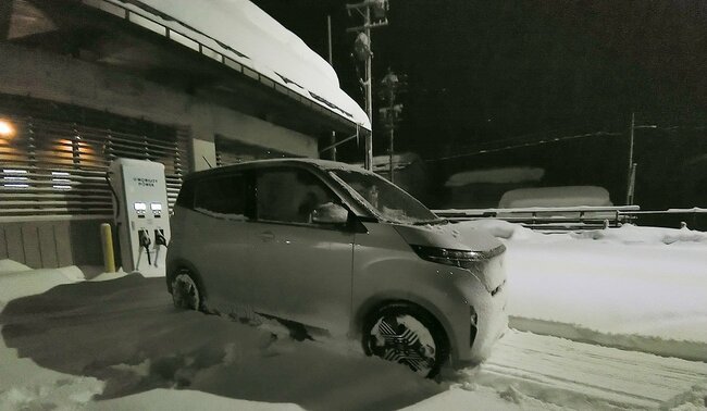 ドカ雪で緊急事態発生！シャーベット道路地獄も…日産サクラで“無理ゲー”ドライブに挑戦【横浜～新潟963km】