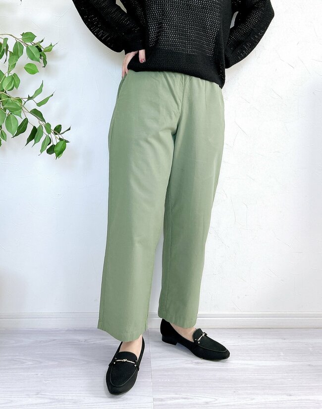 「4色買いしました」「ずっと販売して」ユニクロの“楽ちんパンツ”が本当に履きやすい！「立ち姿がキレイに見える」