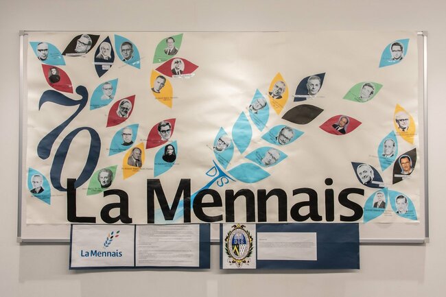 修道士会の創始者ラムネ―（La Mennais）神父の名前とこれまで学園に関わってきた修道士の顔写真。現在日本に残っているのは高齢の3人のみとなった