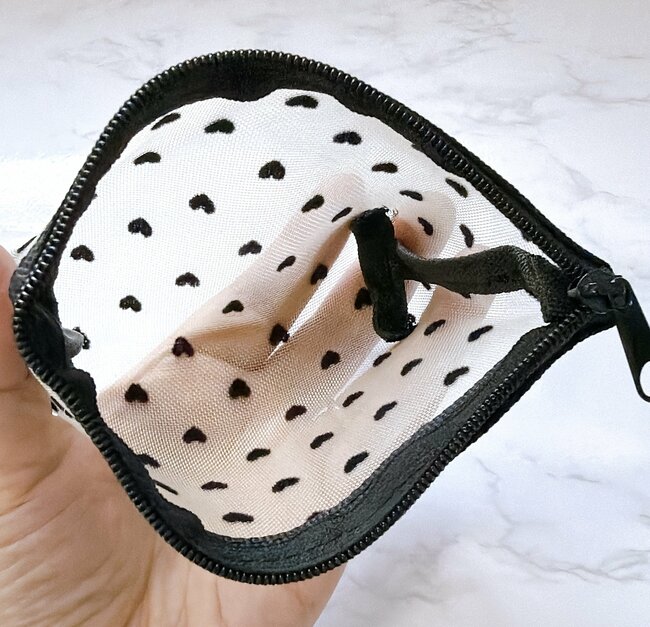 カードが50枚も入った！セリアの“大人かわいいポーチ”110円とは思えないオシャレさ！「2つ買っちゃった」「可愛いし優秀」《購入レビュー》