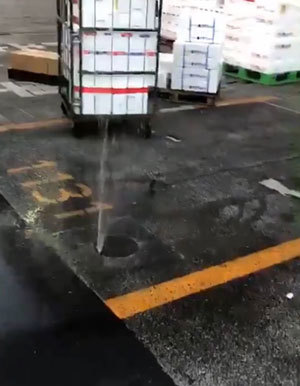 豊洲市場でマンホールの穴から噴水のように激しく吹き上がる水 豊洲市場でマンホールの穴から噴水のように激しく吹き上がる水