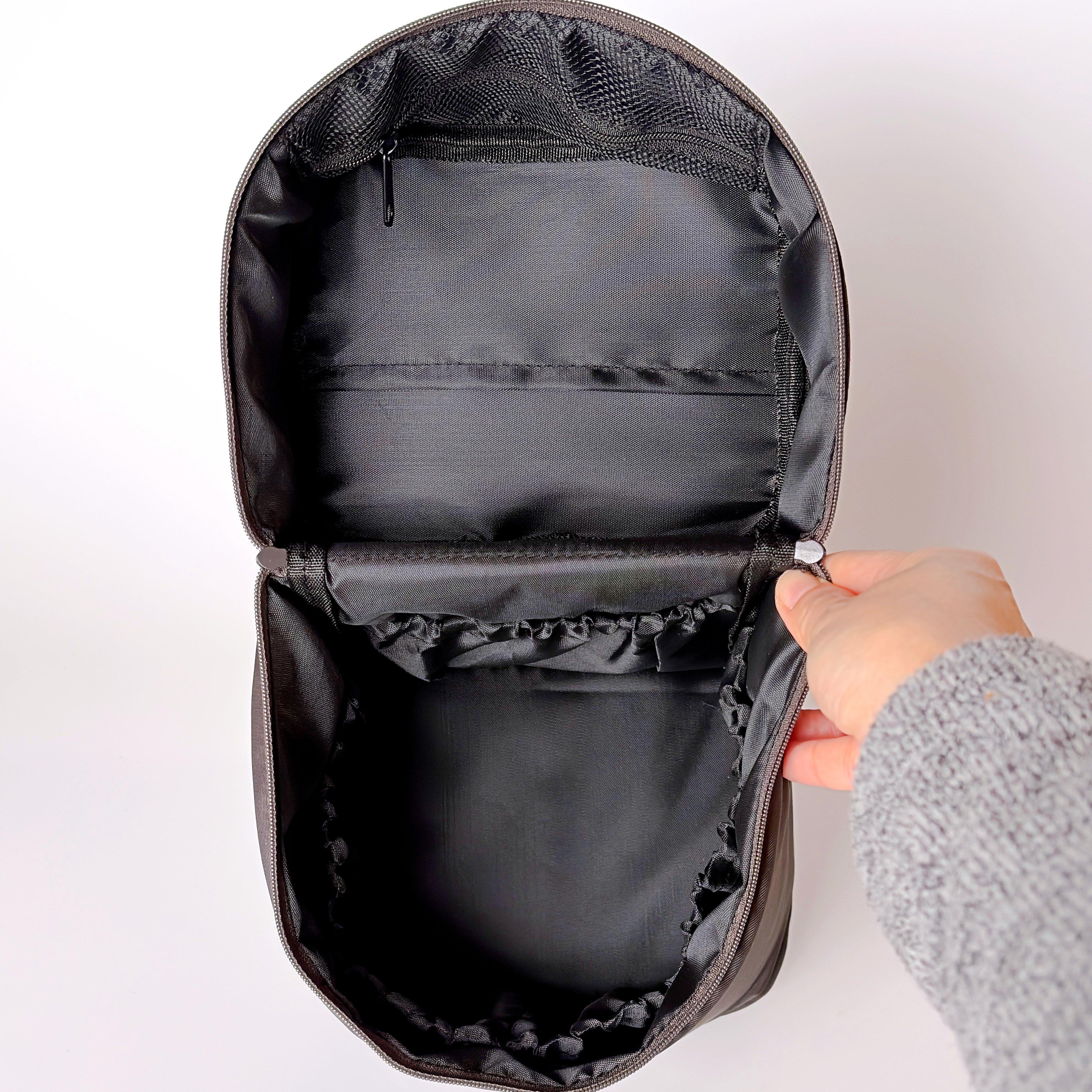 「大容量なのが嬉しい」3COINSの“自立するコスメポーチ”化粧水ボトルも入りました！「高さのある物も立てて収納できる」「旅行などにも最適」