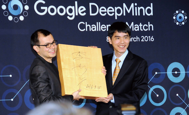 2016年3月、「アルファGo」が、世界トップ棋士のイ・セドル氏(右)に勝利しました。