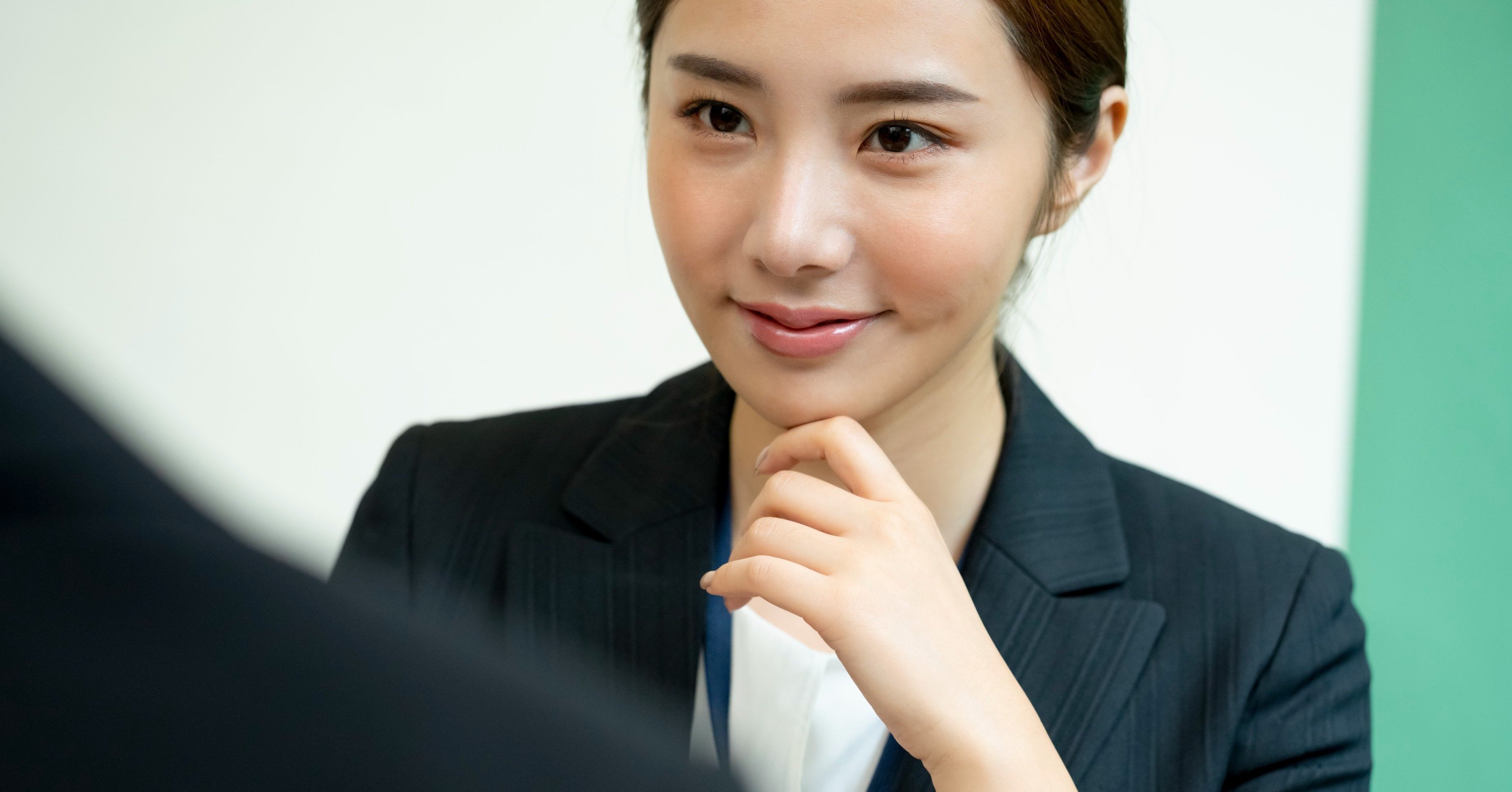 不的な笑みを浮かべる面接官