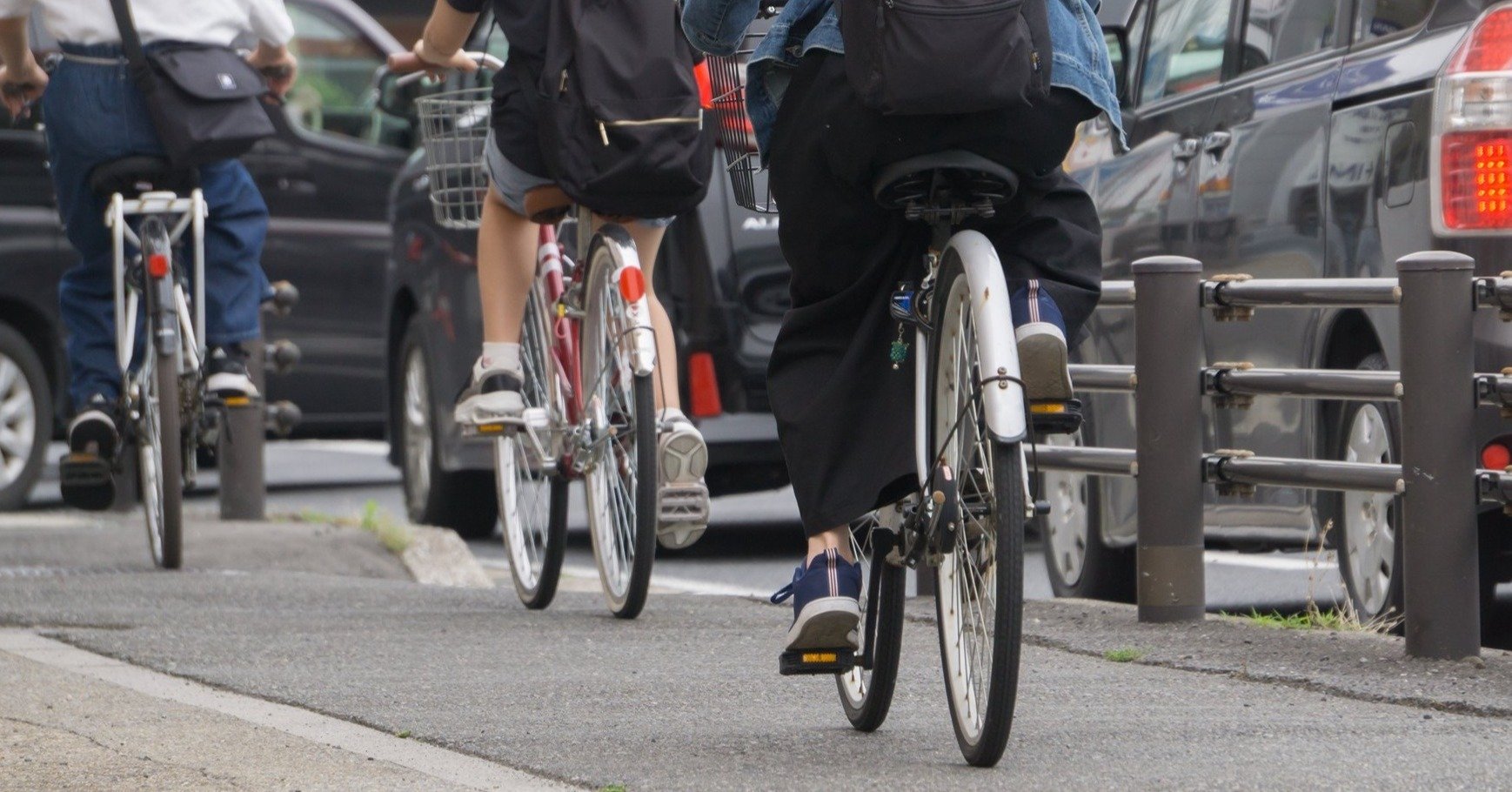 歩道を通行する自転車