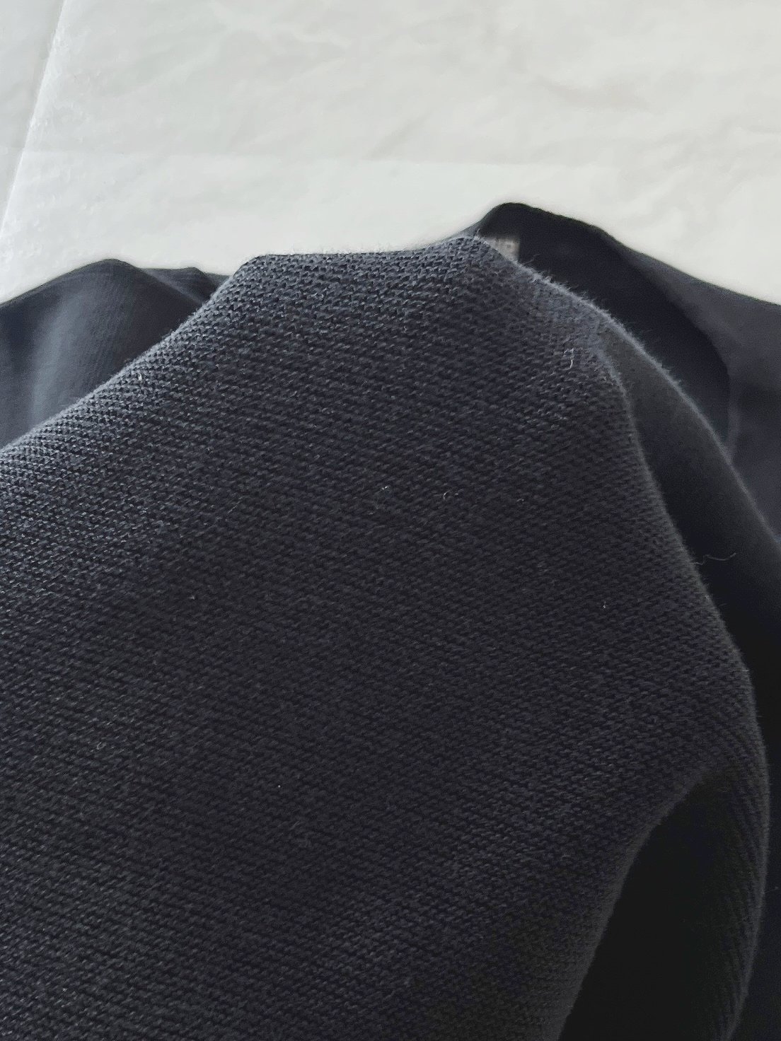 「色違いも購入したい」「着てみて即決」ユニクロの“着回しニット”ぽわんとした袖が可愛い!「春先にヘビロテ必須です」