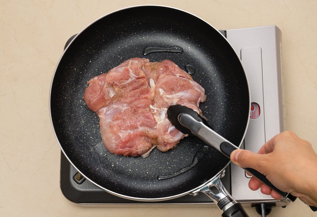 【裏ワザ料理】皮がパリッパリ! 絶品「鶏もも肉ステーキ」の焼き方