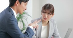 会議で話を遮られる人が無意識に出している「発言終了サイン」とは