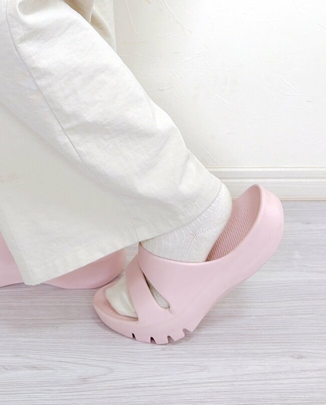 「履いてビックリ」「足が疲れにくい！」カインズの“めちゃ軽サンダル”が980円とは思えない履き心地…！「歩きやすさをサポートしています」