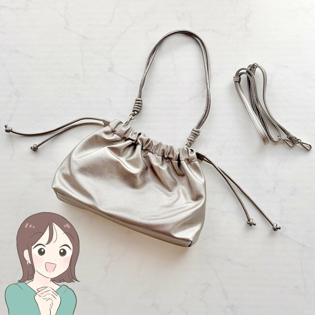 「全カラーリピ買いしました」ハニーズの“めちゃ軽バッグ”長財布やペットボトルがすっぽり入って使いやすい！「柔らかい素材で大容量」「開け閉めもラクです」