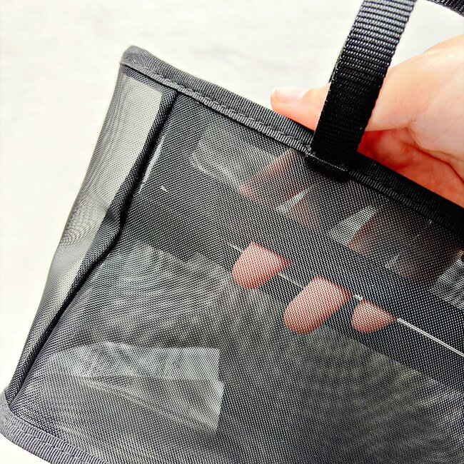 「濡れてもすぐ乾く」「汚れが目立たない」無印良品の“風通しのいいポーチ”ポケット豊富で優秀すぎる！「追加で購入予定です」