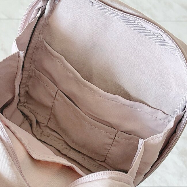 「めちゃくちゃ入ります」無印良品の“おしゃれ大容量ポーチ”ガバッと開いて使いやすい!「色違いでリピしたい」「化粧品一式入りました」《購入レビュー》