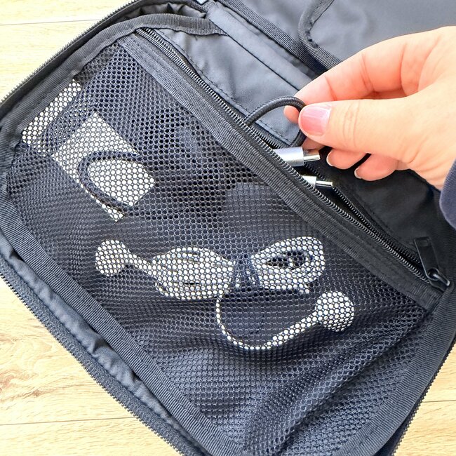 「購入して本当に良かった」無印良品の“ガバッと開くポーチ”化粧水ボトルも入って大容量…！「高級感があります」「大きさも形も理想的」