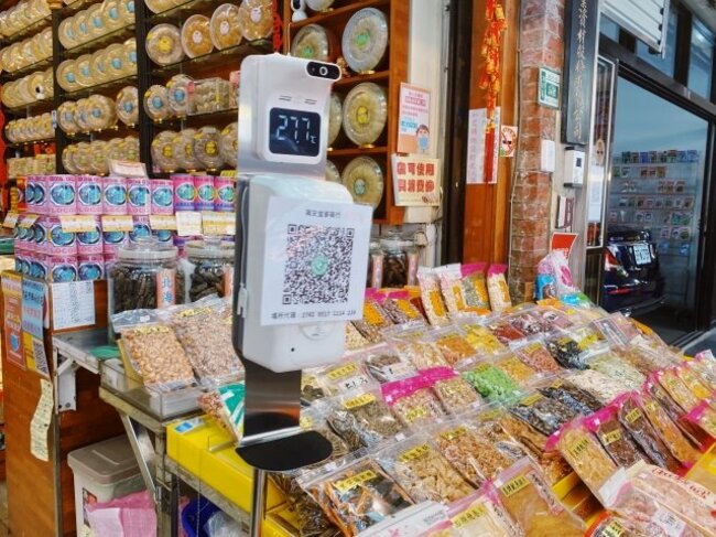 乾物店の店頭にある検温、実名登録制のQRコード