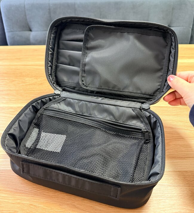 「購入して本当に良かった」無印良品の“ガバッと開くポーチ”化粧水ボトルも入って大容量…！「高級感があります」「大きさも形も理想的」