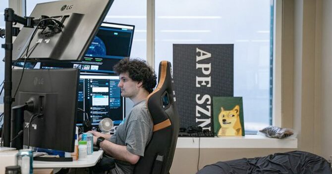 香港にあるFTXのオフィスで仕事中のバンクマン=フリード氏