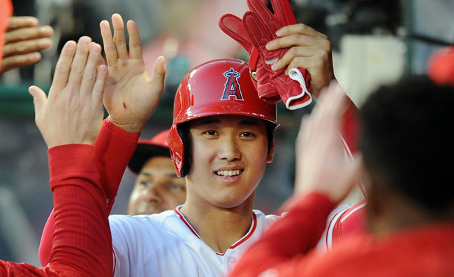 チームメートとハイタッチする大谷翔平選手