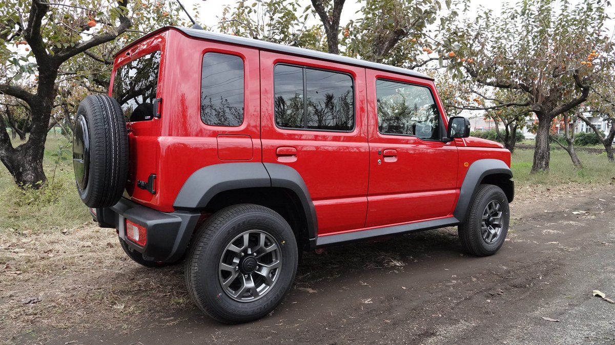 5ドアになり、後部座席が広くなったジムニーノマド