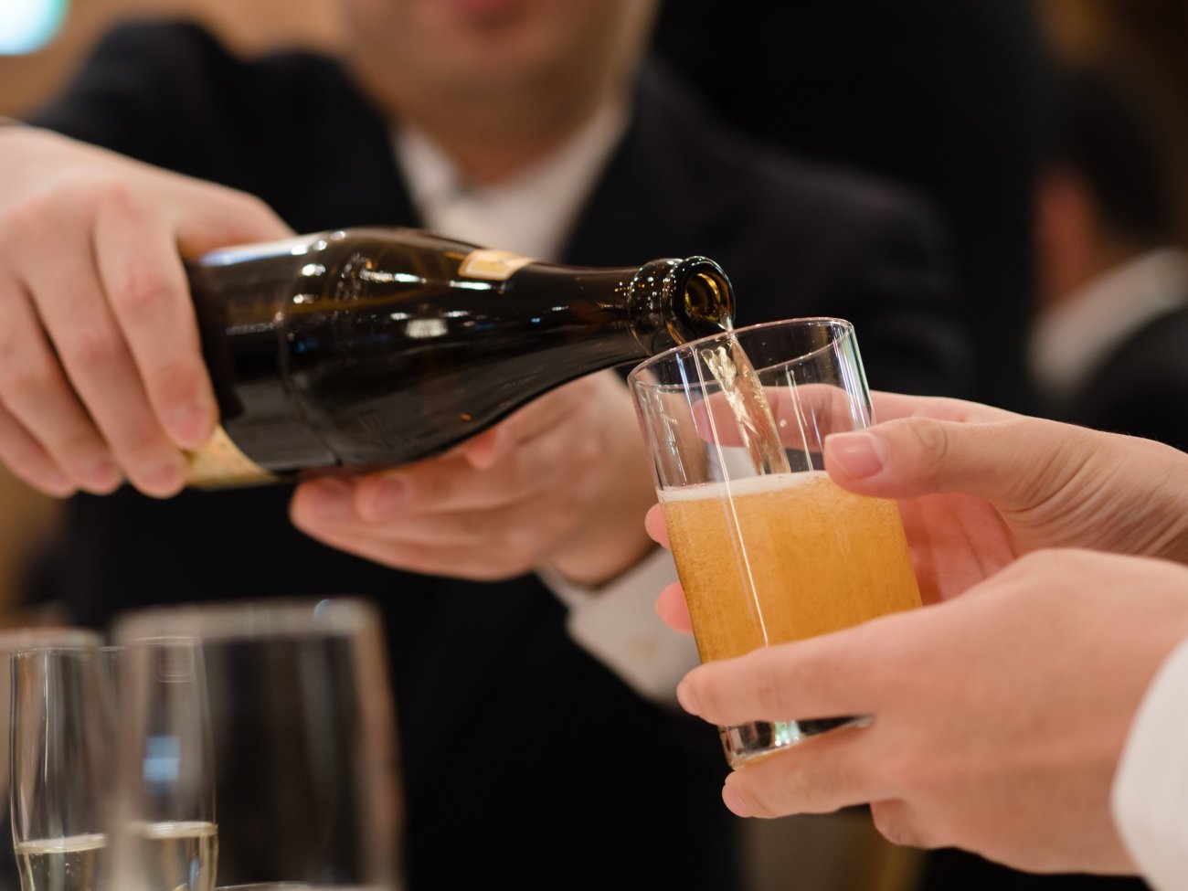 【知らないと恥ずかしい】ビールのお酌はするべき？ しなくてもいい？＜歓迎会で失敗する人の特徴＞