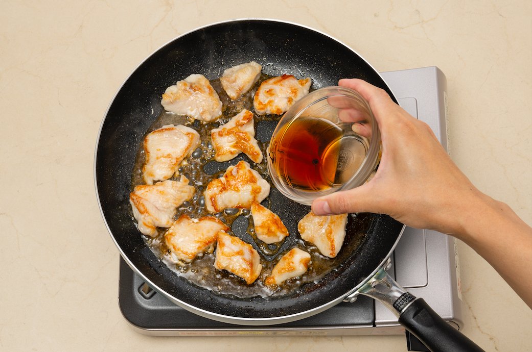 【裏ワザ料理】10分でできる! 鶏むね肉の「照り焼きチキン」の作り方