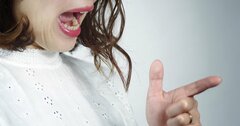 女性上司のパワハラに悩んだ契約社員が「自分を守る」ために決断した行動