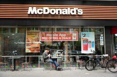 米ファストフード、店内で食べる人少なく