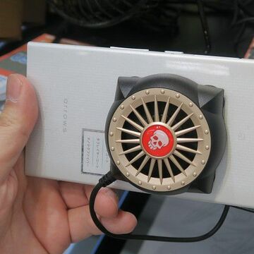スマホをダイレクトに冷やす吸盤で貼り付けるクーラー