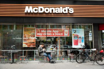 米ファストフード、店内で食べる人少なく