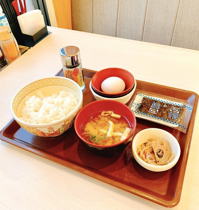 「コンビニおにぎり2個より安い」「コスパがえぐい」すき家の“330円モーニング”お得すぎて毎朝通いたい！「このご時世でこの値段はありがてえ」