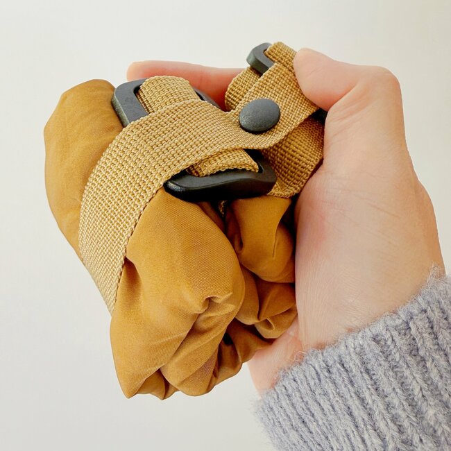 「買い物をしすぎても大丈夫！」「すごい助かる」3COINSの“天才アイテム”レジ袋を肩にかけられるんです！「商品化されて嬉しい」