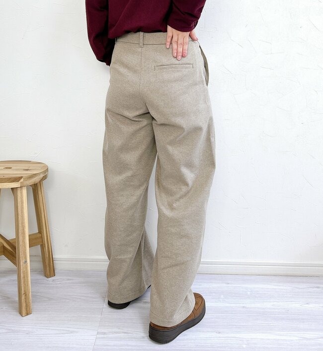 「冬にこのパンツは必要！」ユニクロの“あったかワイドパンツ”美脚見えなのにジャージみたいに楽ちん！「色違いでもう1本欲しい」「下半身のラインが目立ちにくい」