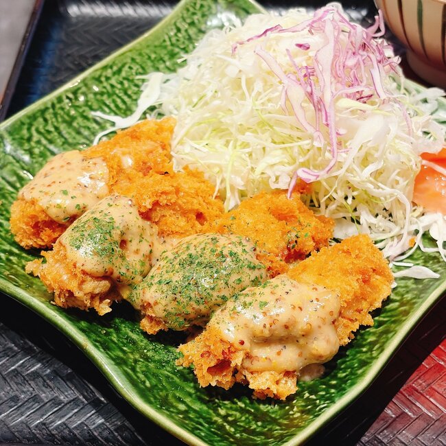 「ご飯進むやつ」「満足感がすごい」大戸屋の“てんこ盛りメニュー”ボリューム凄くてお腹いっぱい！「全メニューにぶっかけて欲しいくらいソースが旨い」