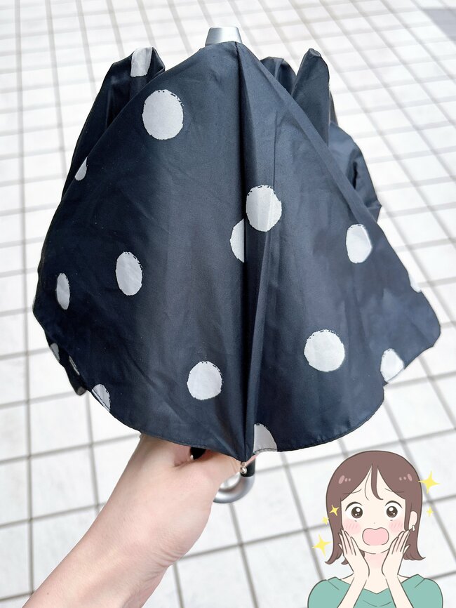 日差しが強い日も安心…!3COINSの「光とUVをカットする折りたたみ傘」体をすっぽり覆ってくれてありがたい!