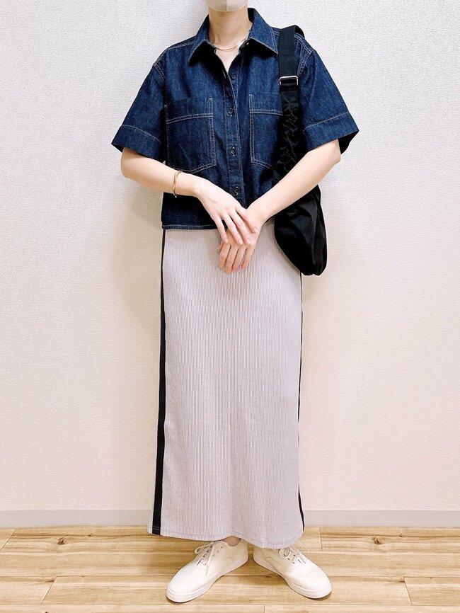 「好きすぎて色違いも購入」ユニクロの“体型を隠せるシャツ”きれいなシルエットで羽織るだけでオシャレ！「店舗で一目惚れしました」「60代でもおしゃれに着られる」