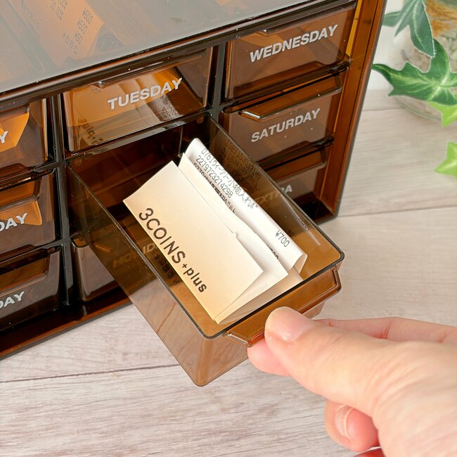 「薬入れに重宝してます！」3COINSの“レトロかわいい収納ボックス”ごちゃごちゃ小物がスッキリした！「インテリアに馴染む」「目の付け所がいい」