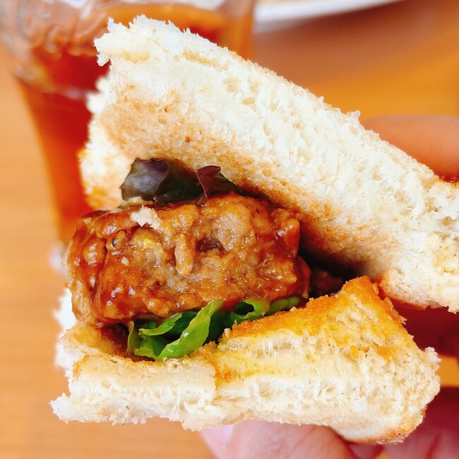 「朝に一般人が食える量ではない」ガストの“ボリューム満点モーニング”がコスパ抜群すぎる！「スープとコーヒー飲み放題が嬉しい」「朝から幸せだ」