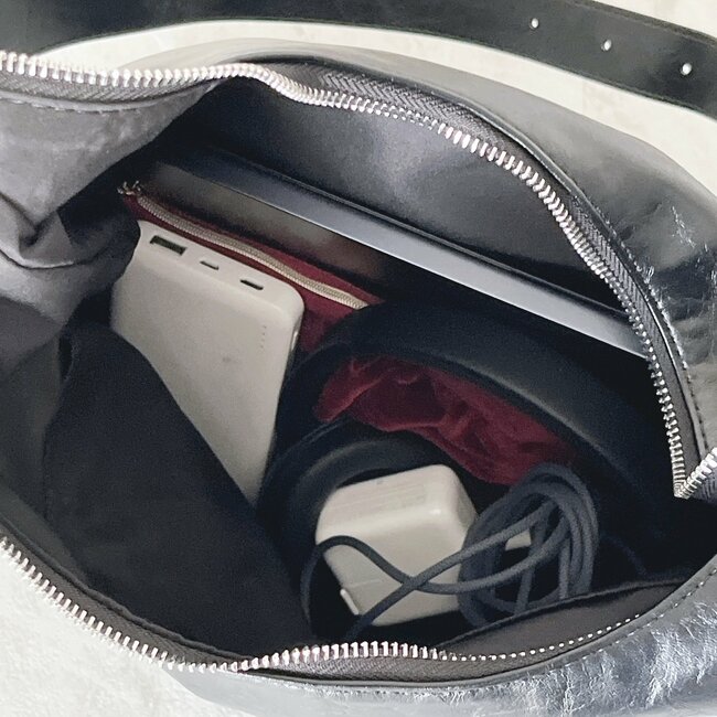 「サイッコーに可愛い!」「たくさん入るしとっても軽い」GUの“大容量バッグ”どんなコーデにも合わせやすい!「超お気に入りのアイテム」