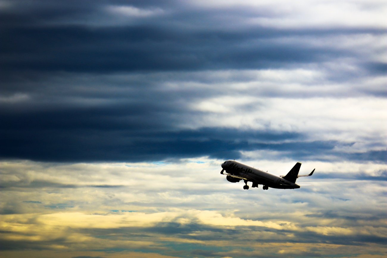 【出張や帰省の飛行機で景色を楽しむならどの座席?】「見ると幸せになれる」と言われる“虹色の光の環”と出会う方法