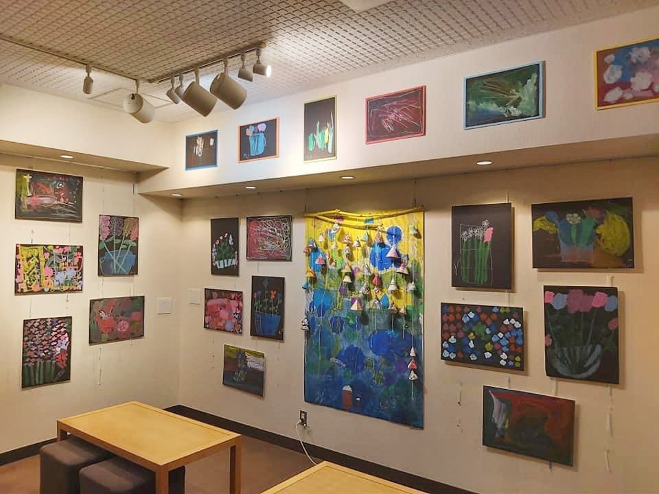 特別支援学校の生徒たちの絵画が、大学の展覧会で光り輝いている
