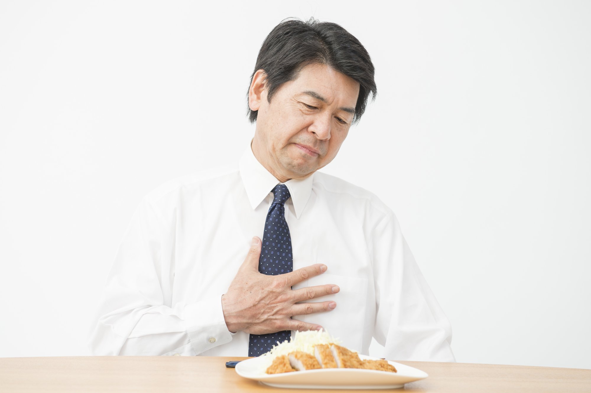 食後の「胃もたれ」や「胸やけ」の真相を解明、胃カメラではわからない!