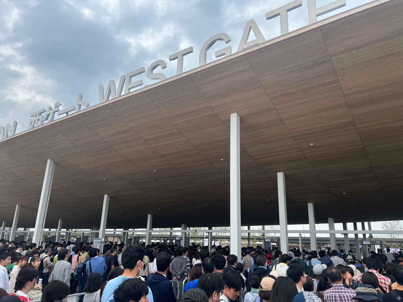4月18日午前9時ごろの西ゲートの様子