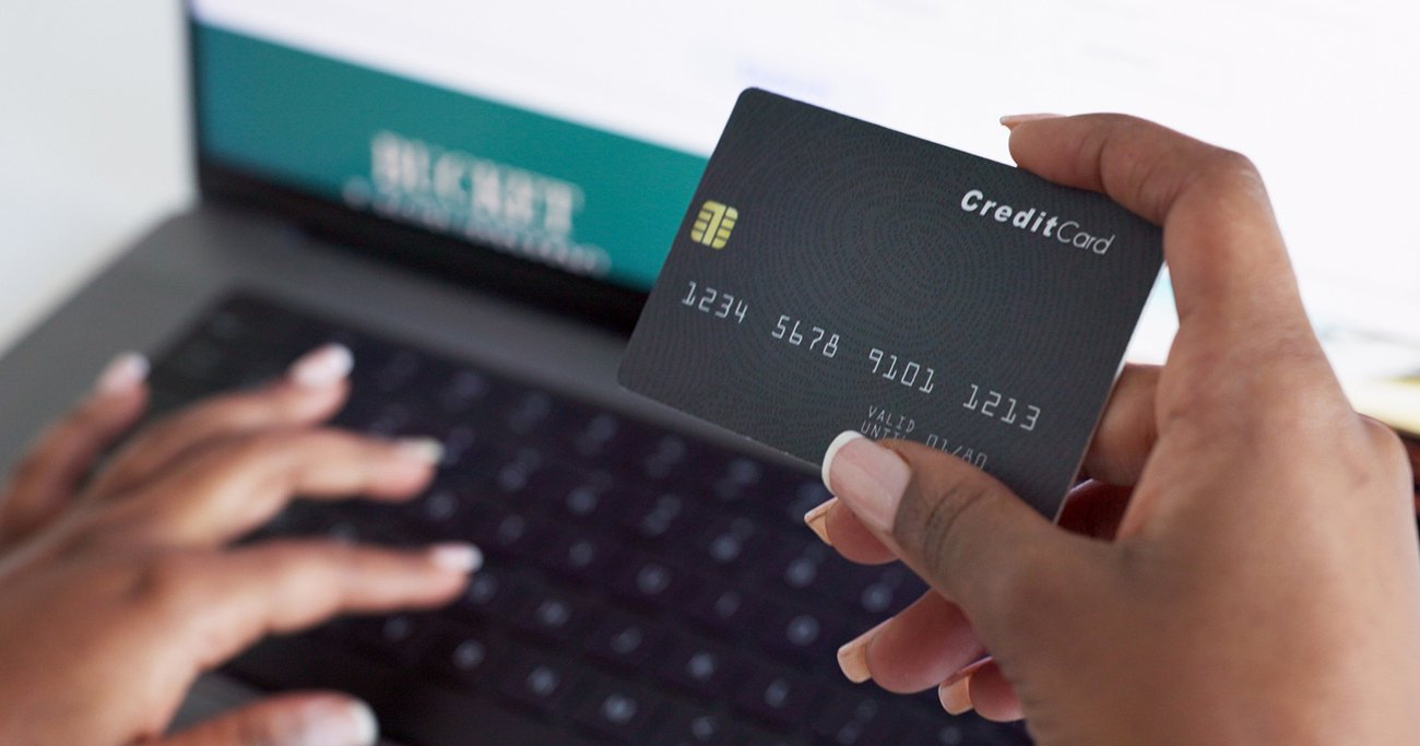 ネットショッピングでクレジットカードを利用する女性