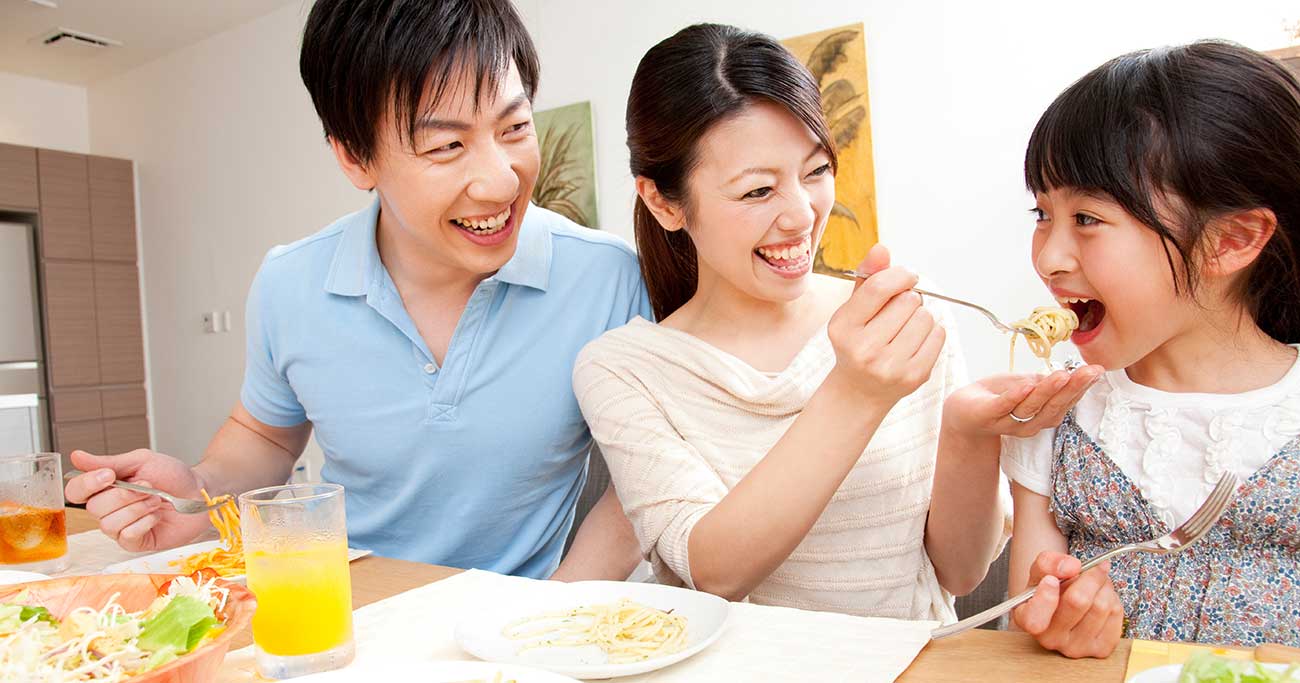 食事をする親子