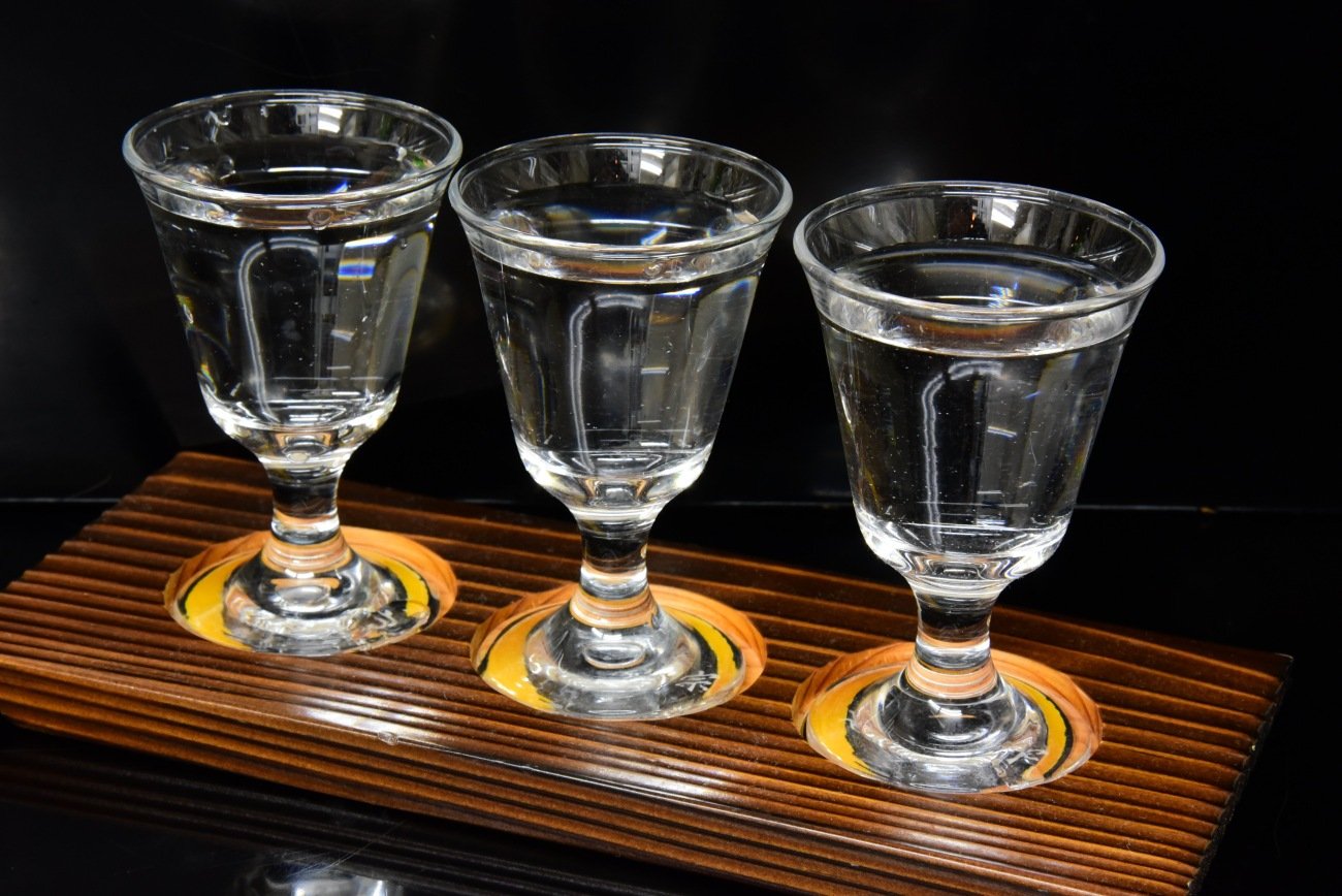 なぜ、バルや居酒屋でワインや日本酒の「3種飲み比べセット」があるのか？