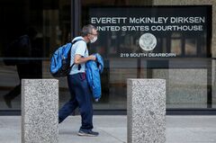 米で刑事裁判再開、被告もマスクすべきかで物議